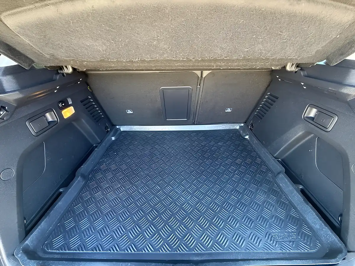 Used 2018 Peugeot 3008 Allure Amazonite Grey - Interior and Exterior details 16