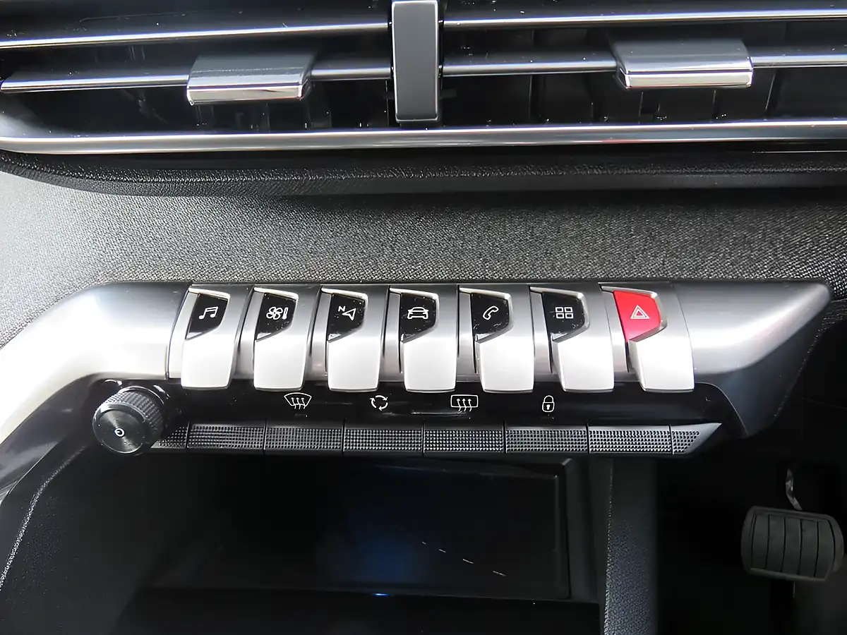 Used 2018 Peugeot 3008 Allure Black - Interior and Exterior details 14