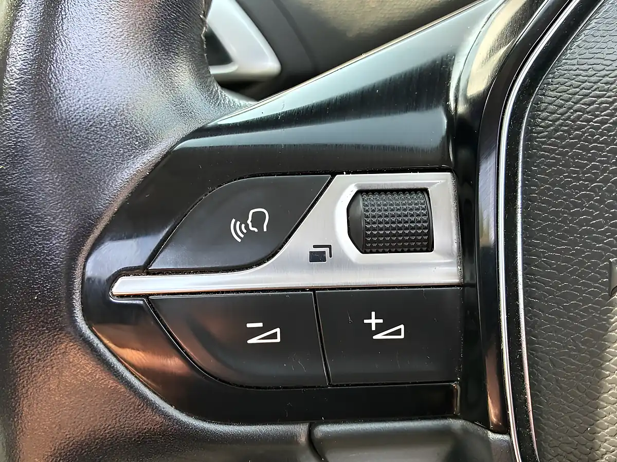 Used 2018 Peugeot 3008 Allure Blue - Interior and Exterior details 12