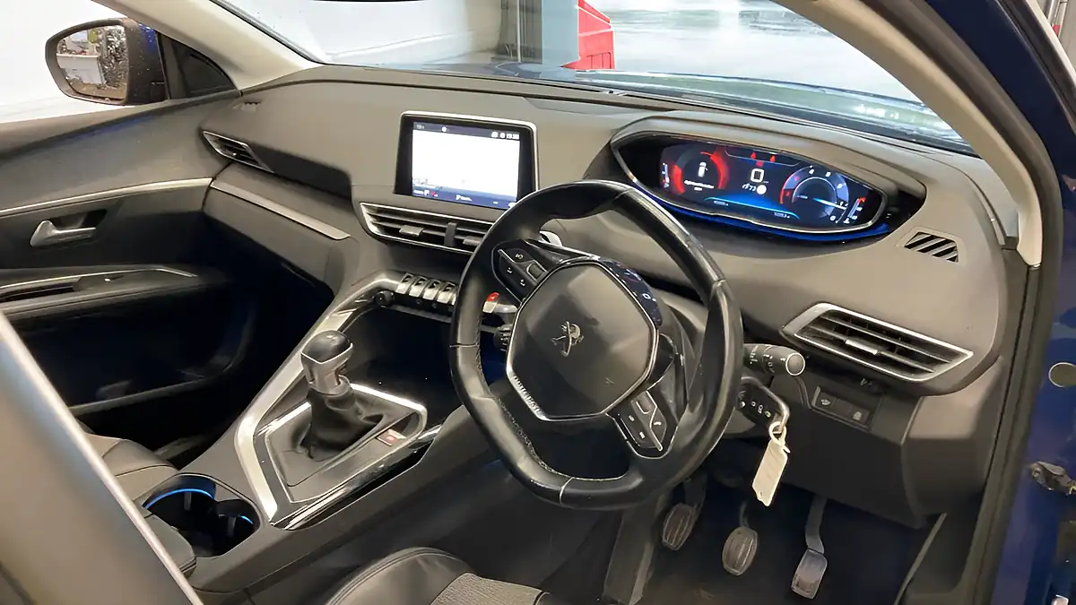 Used 2018 Peugeot 3008 Allure Blue - Interior and Exterior details 7