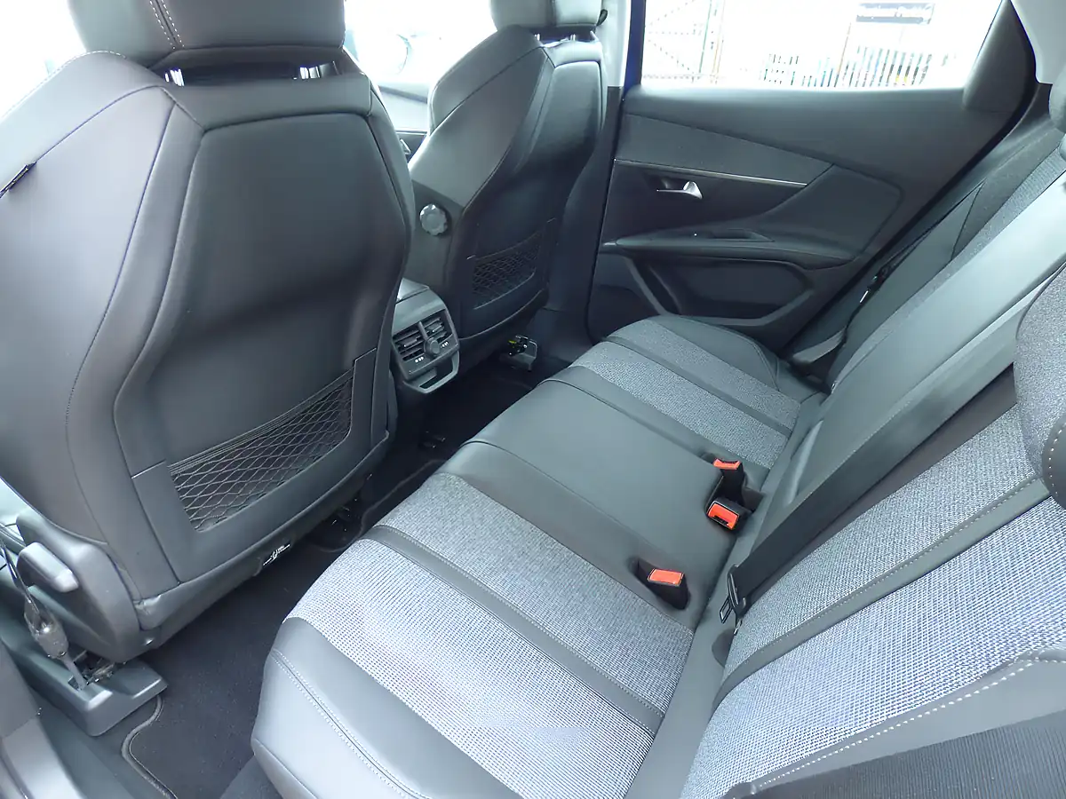 Used 2018 Peugeot 3008 Allure Blue - Interior and Exterior details 12