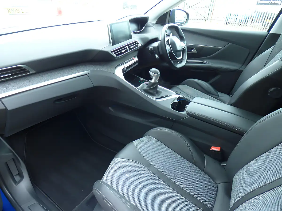 Used 2018 Peugeot 3008 Allure Blue - Interior and Exterior details 14