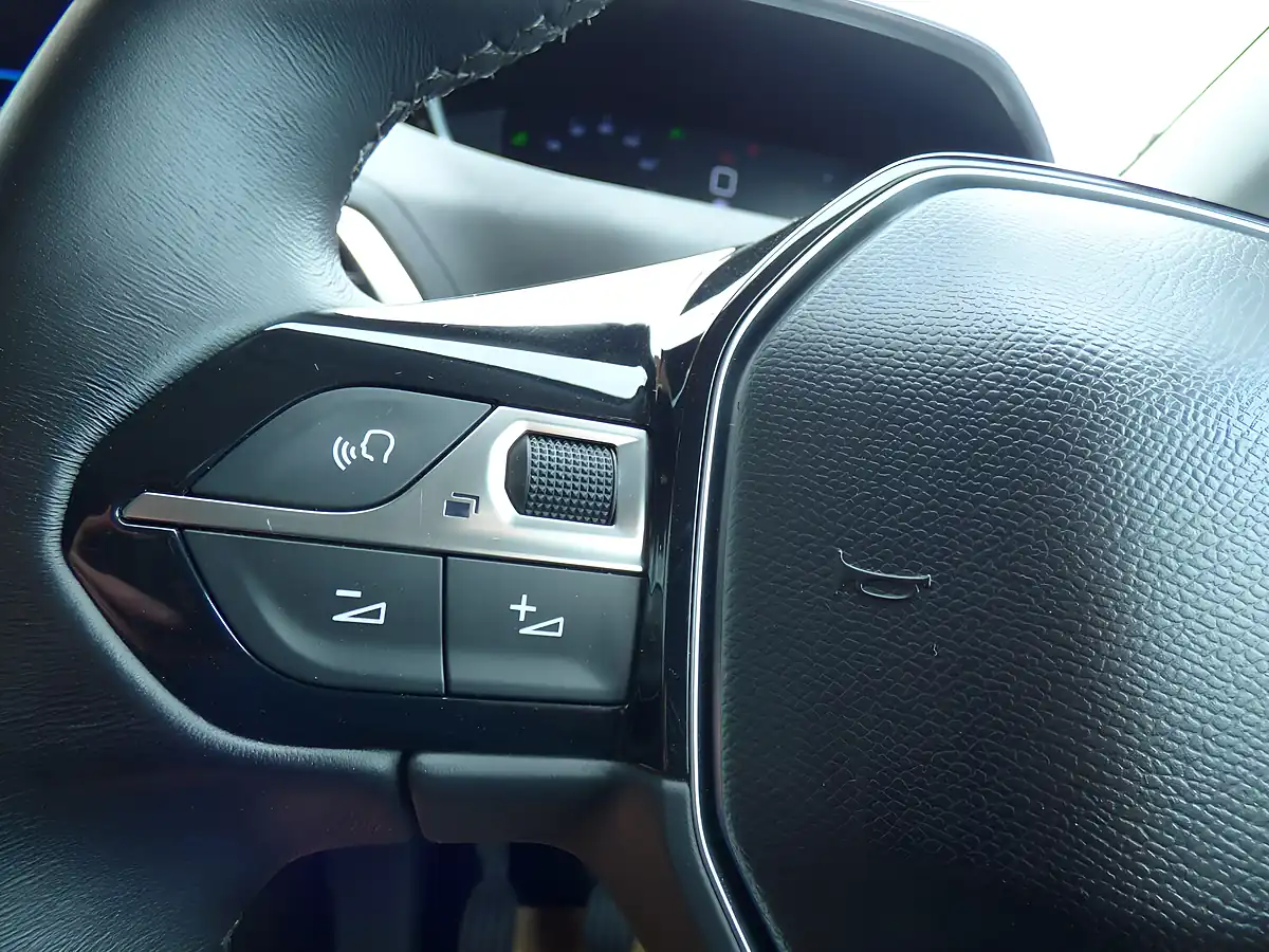 Used 2018 Peugeot 3008 Allure Blue - Interior and Exterior details 17