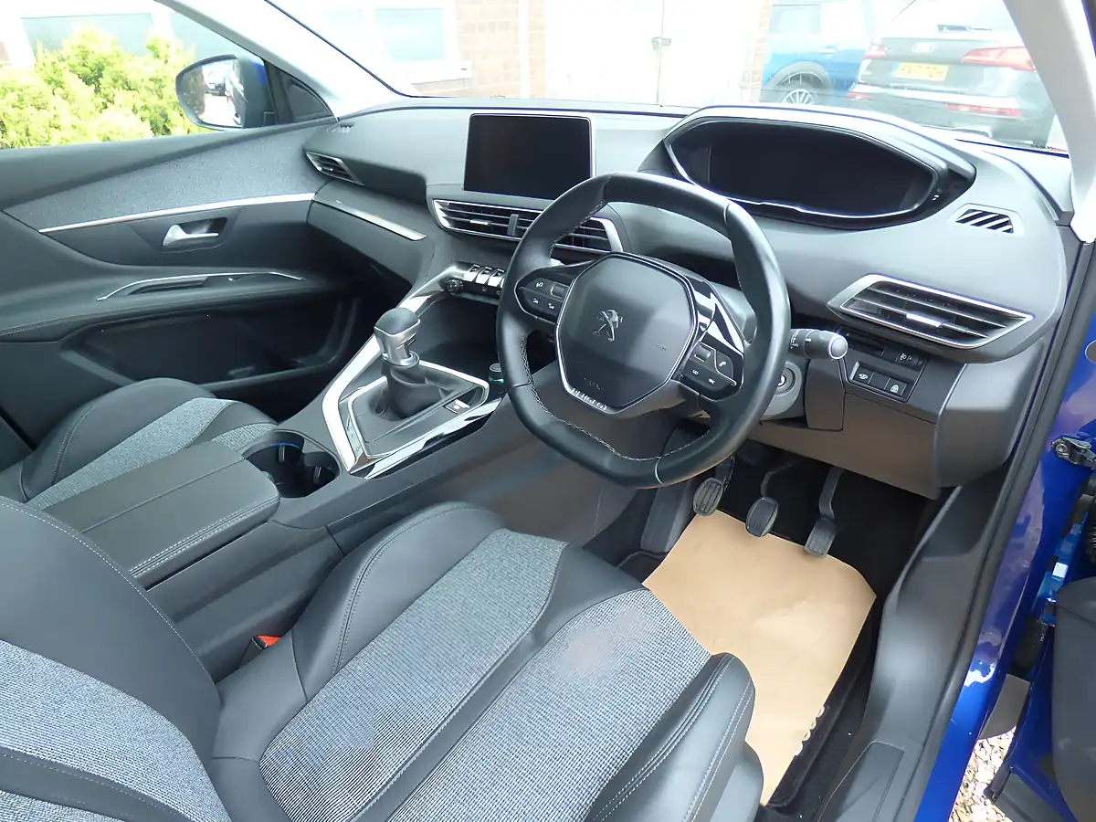 Used 2018 Peugeot 3008 Allure Blue - Interior and Exterior details 3