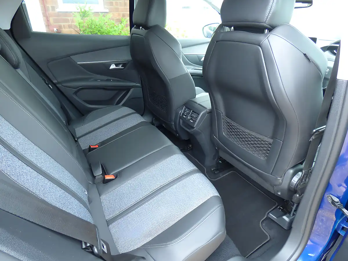 Used 2018 Peugeot 3008 Allure Blue - Interior and Exterior details 6