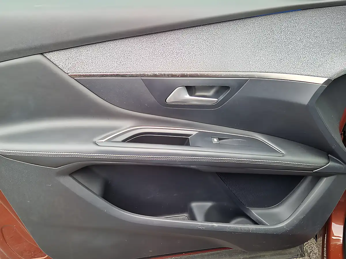 Used 2018 Peugeot 3008 Allure Bronze - Interior and Exterior details 16
