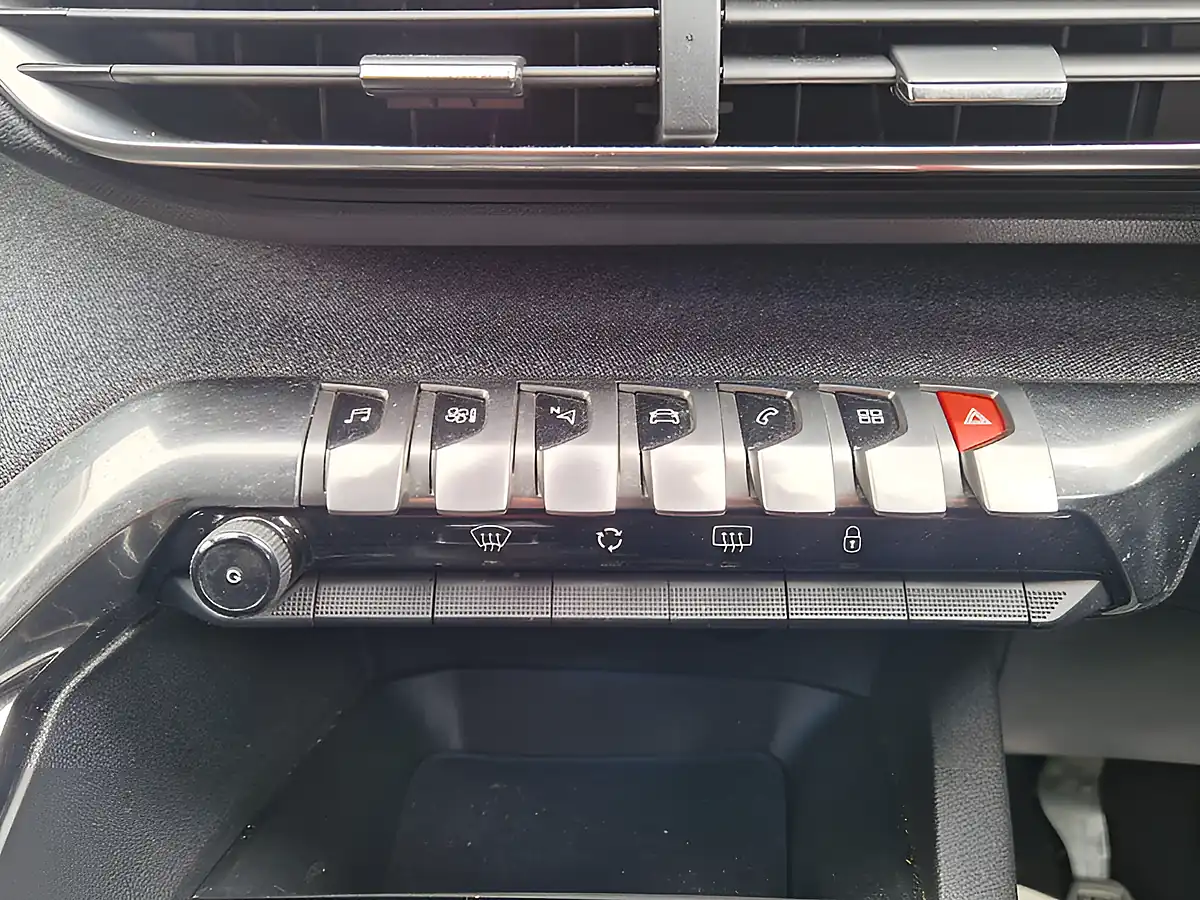 Used 2018 Peugeot 3008 Allure Bronze - Interior and Exterior details 19