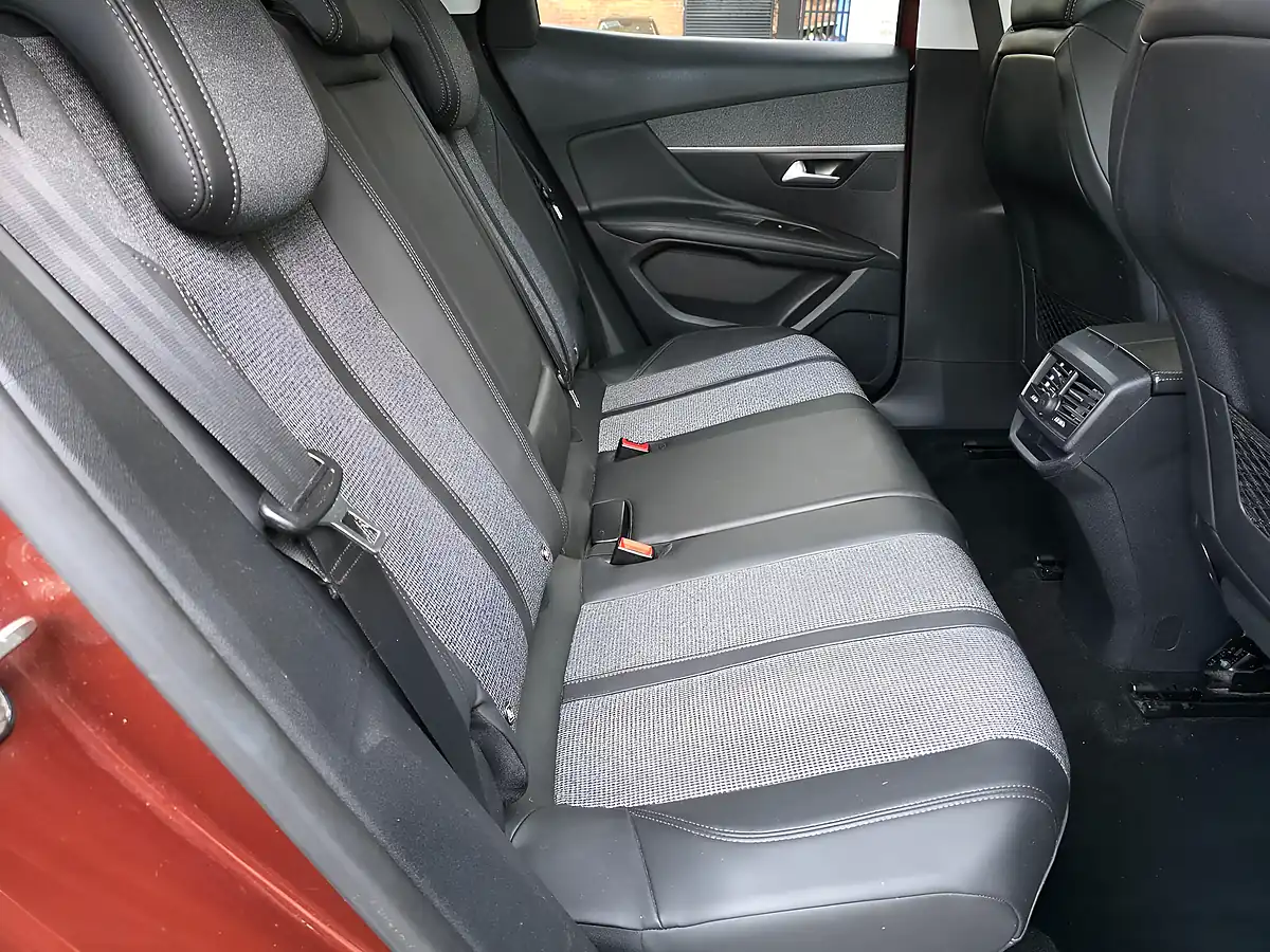 Used 2018 Peugeot 3008 Allure Bronze - Interior and Exterior details 12
