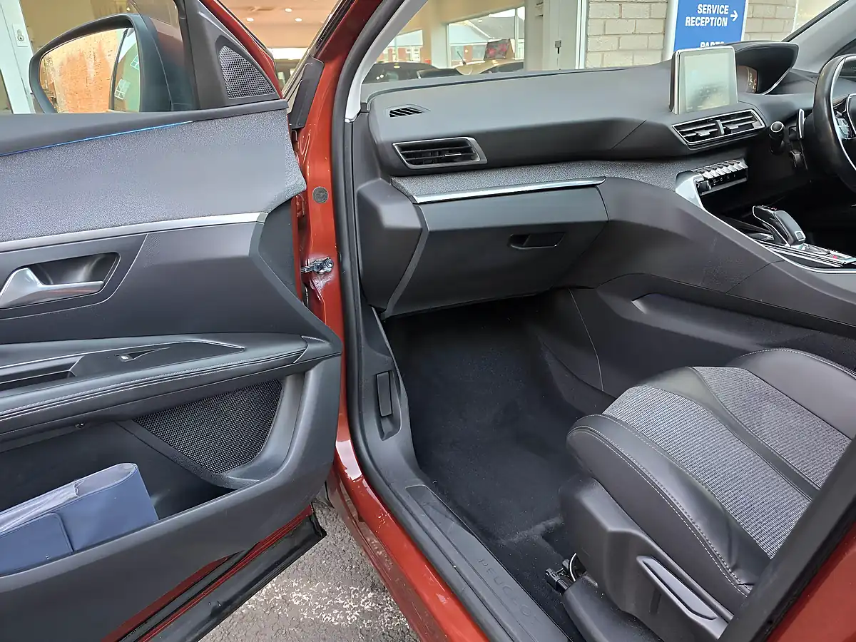 Used 2018 Peugeot 3008 Allure Bronze - Interior and Exterior details 13