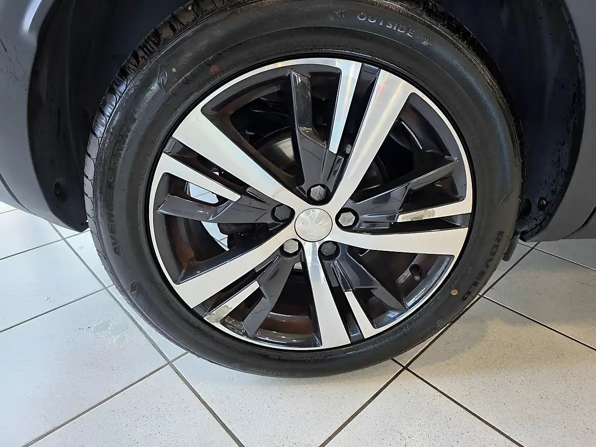 Used 2018 Peugeot 3008 Allure Bronze - Interior and Exterior details 14