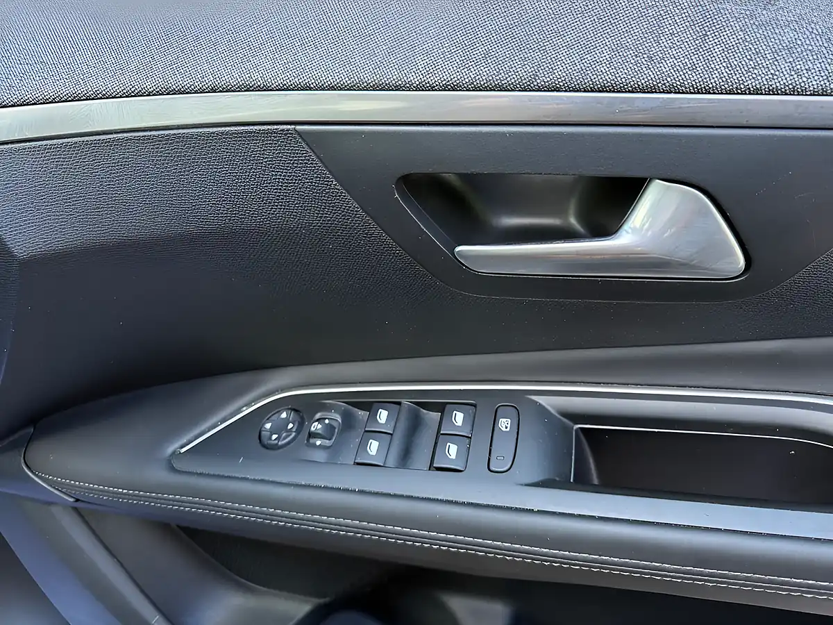 Used 2018 Peugeot 3008 Allure Bronze - Interior and Exterior details 13