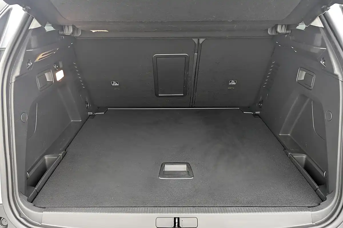 Used 2018 Peugeot 3008 Allure Grey - Interior and Exterior details 17