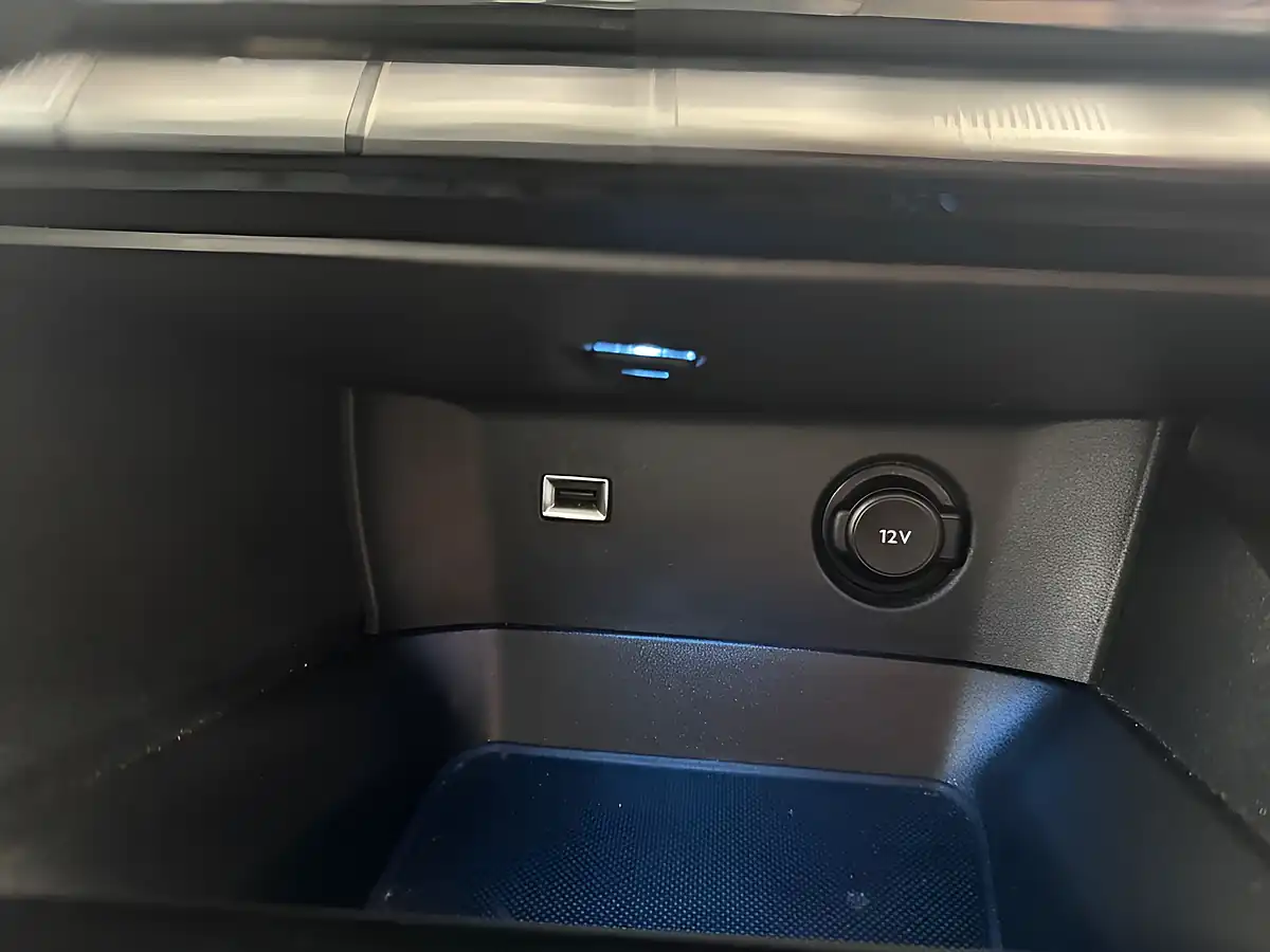 Used 2018 Peugeot 3008 Allure Grey - Interior and Exterior details 12