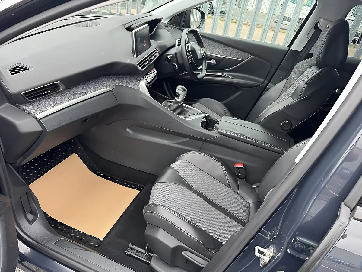 Used 2018 Peugeot 3008 Allure Grey - Interior and Exterior details 10