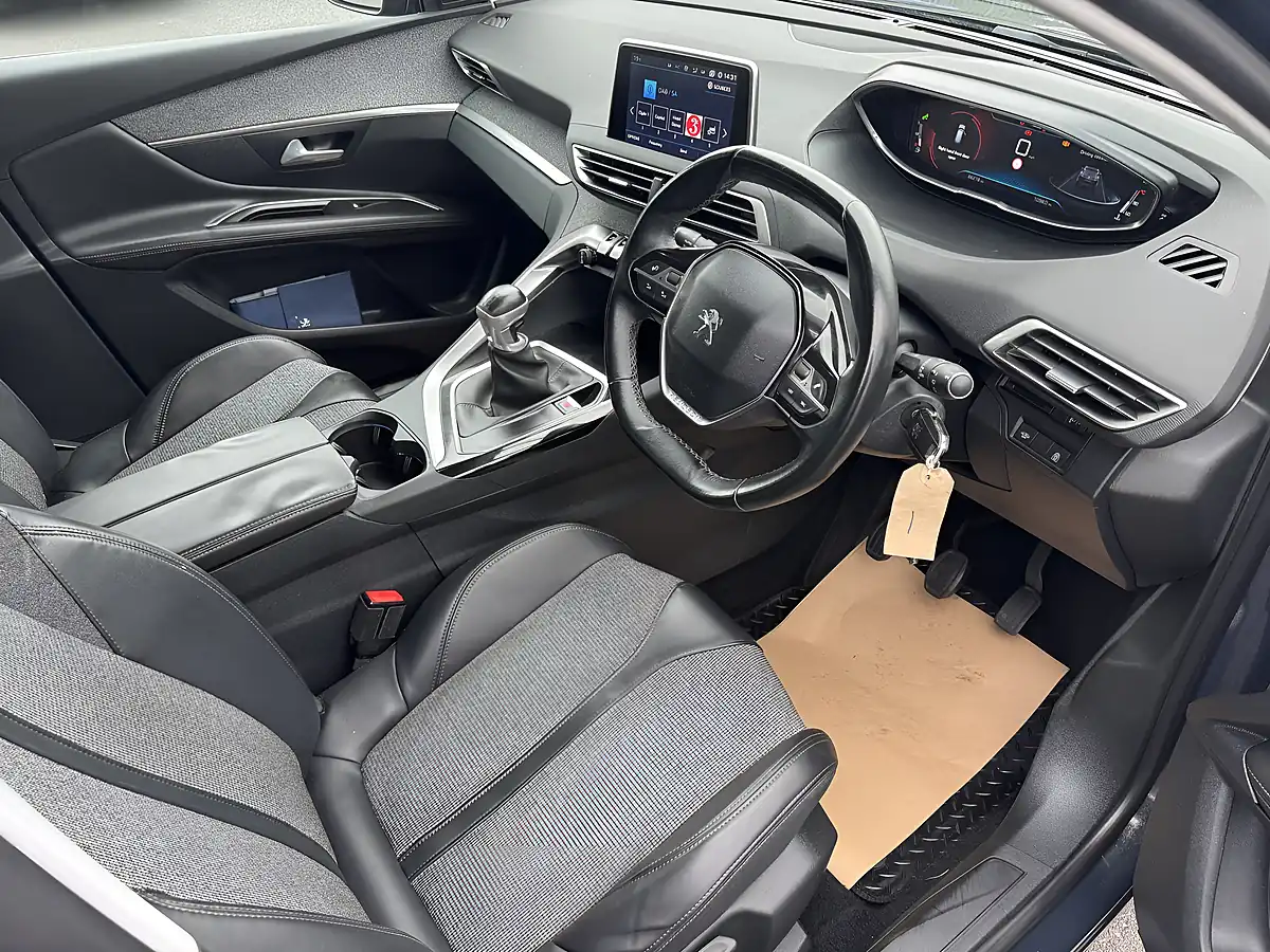 Used 2018 Peugeot 3008 Allure Grey - Interior and Exterior details 9