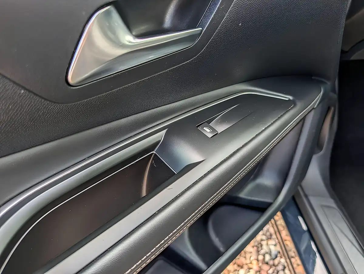 Used 2018 Peugeot 3008 Allure Grey - Interior and Exterior details 13
