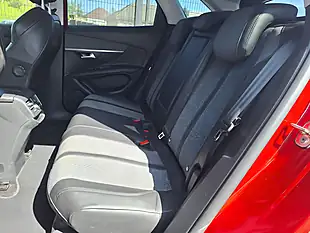 Used 2018 Peugeot 3008 Allure Red - Interior and Exterior details 11