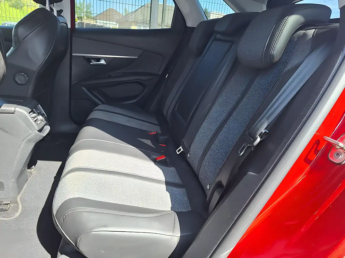 Used 2018 Peugeot 3008 Allure Red - Interior and Exterior details 11