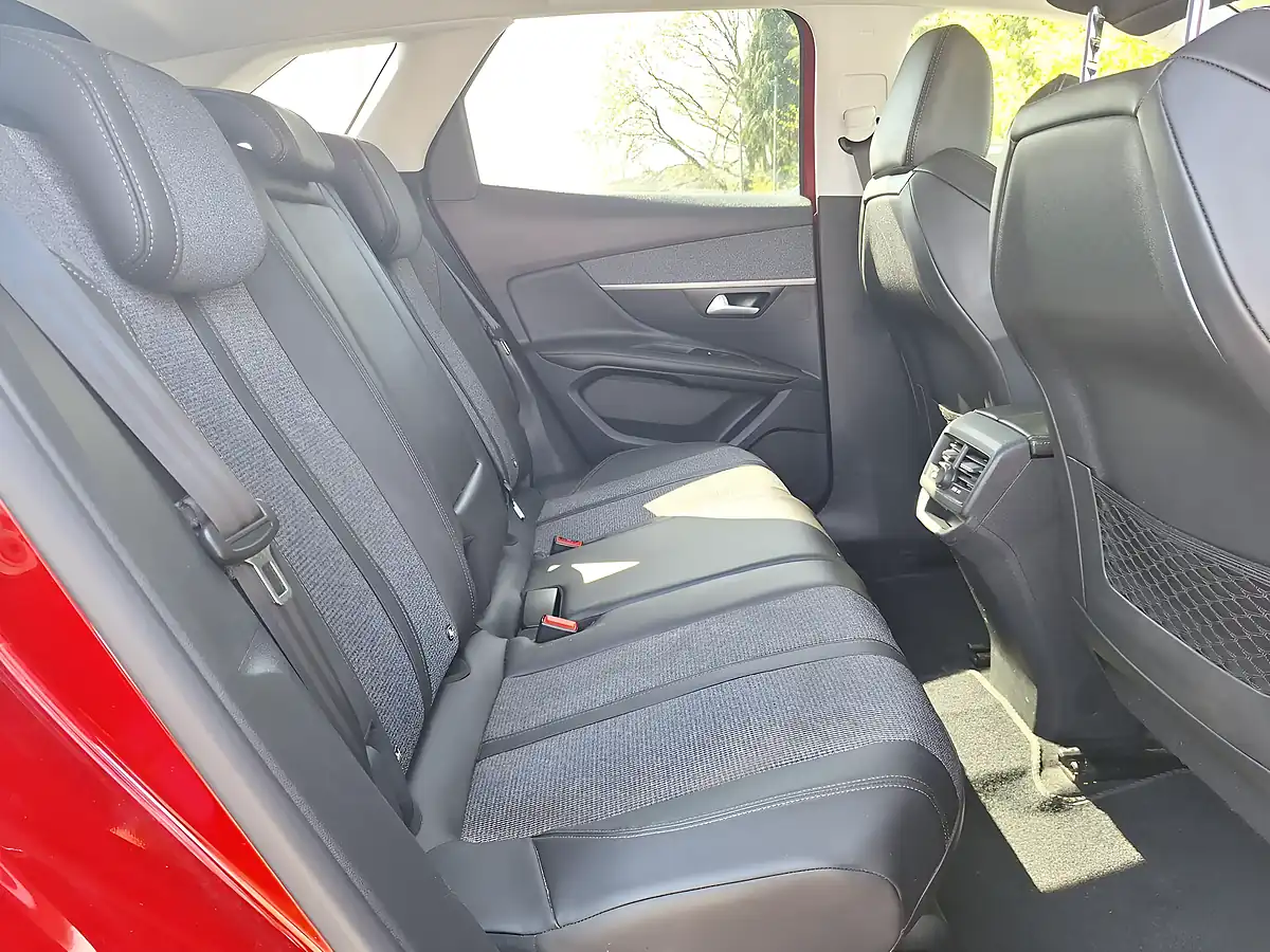 Used 2018 Peugeot 3008 Allure Red - Interior and Exterior details 12
