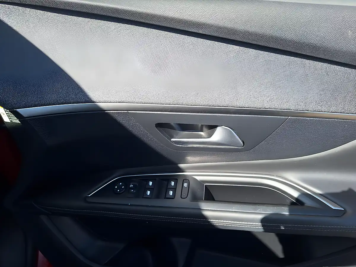 Used 2018 Peugeot 3008 Allure Red - Interior and Exterior details 14
