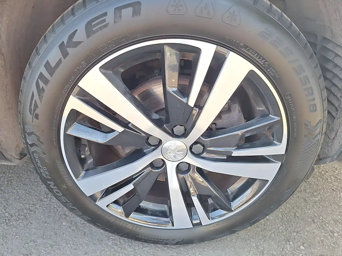 Used 2018 Peugeot 3008 Allure Red - Interior and Exterior details 15