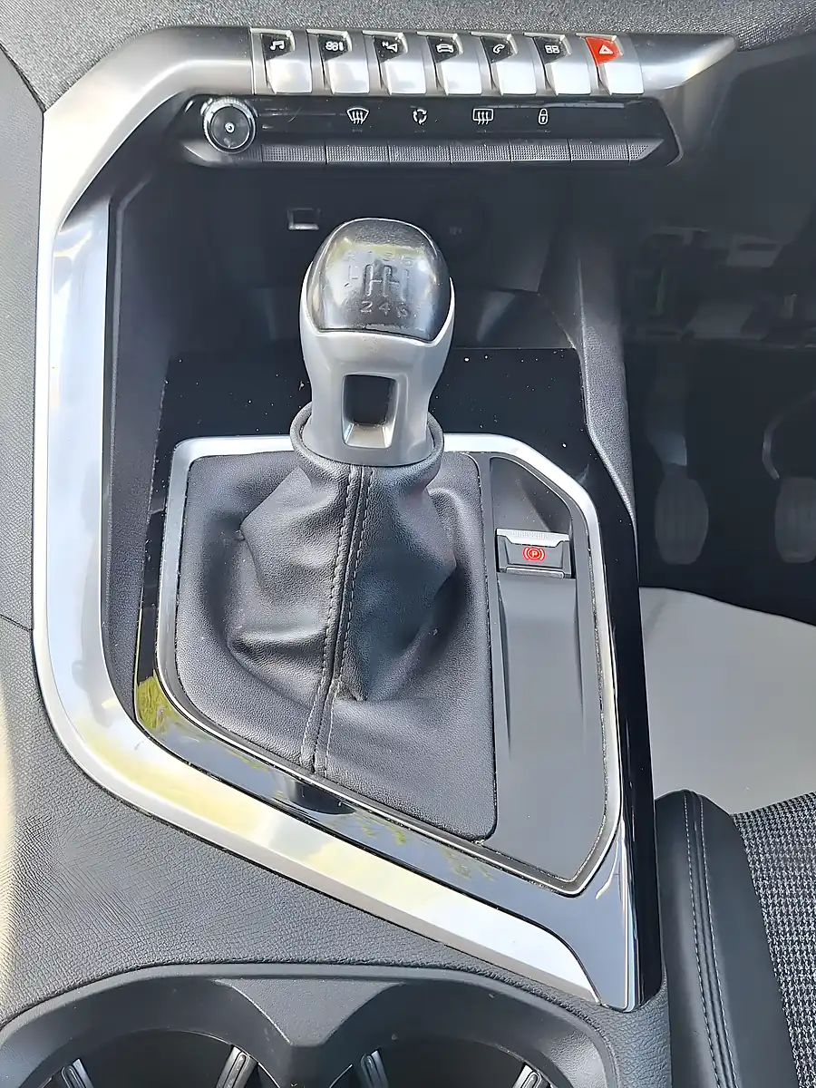 Used 2018 Peugeot 3008 Allure Red - Interior and Exterior details 9