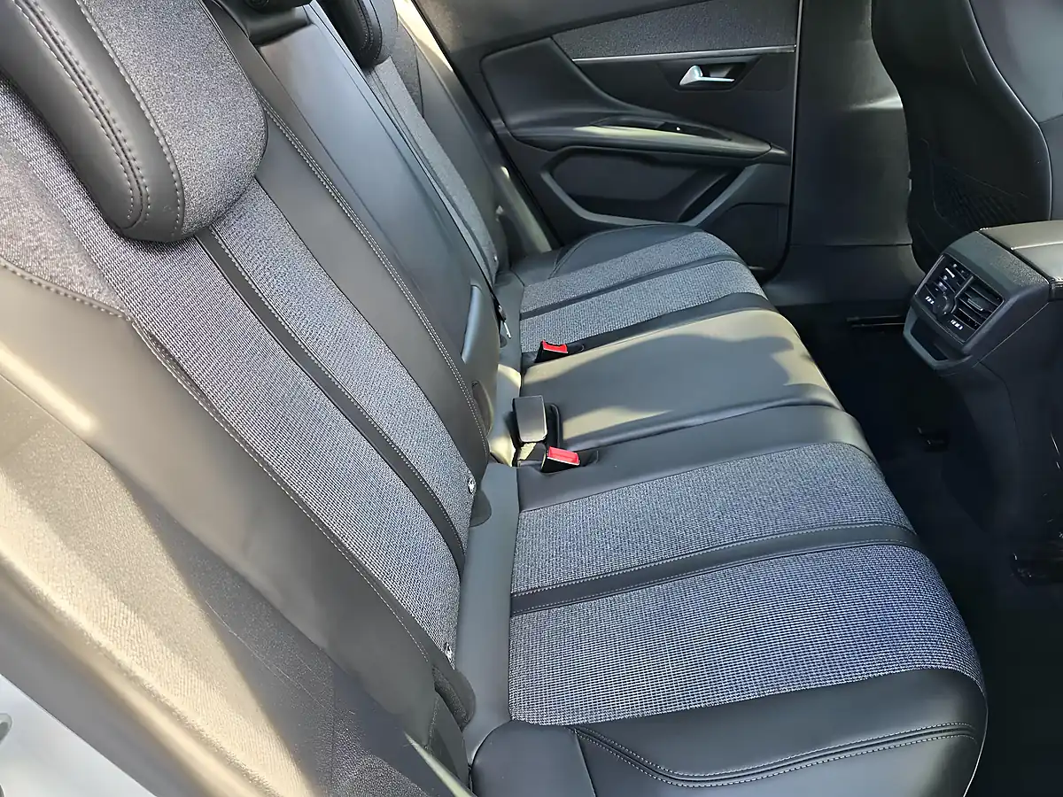 Used 2018 Peugeot 3008 Allure White - Interior and Exterior details 11