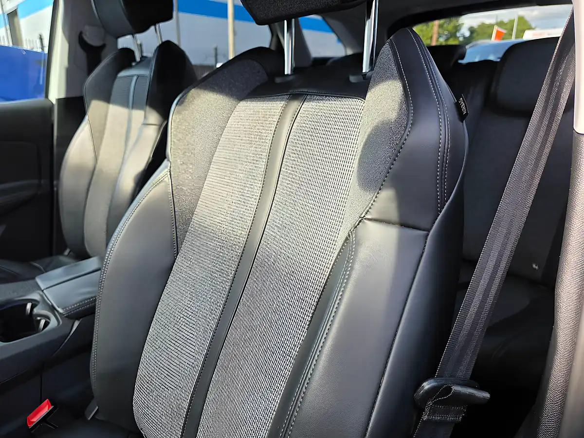 Used 2018 Peugeot 3008 Allure White - Interior and Exterior details 16