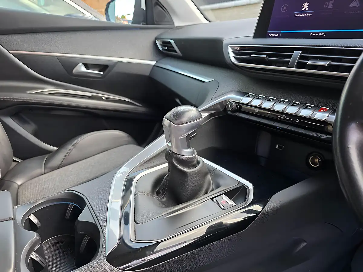 Used 2018 Peugeot 3008 Allure White - Interior and Exterior details 7