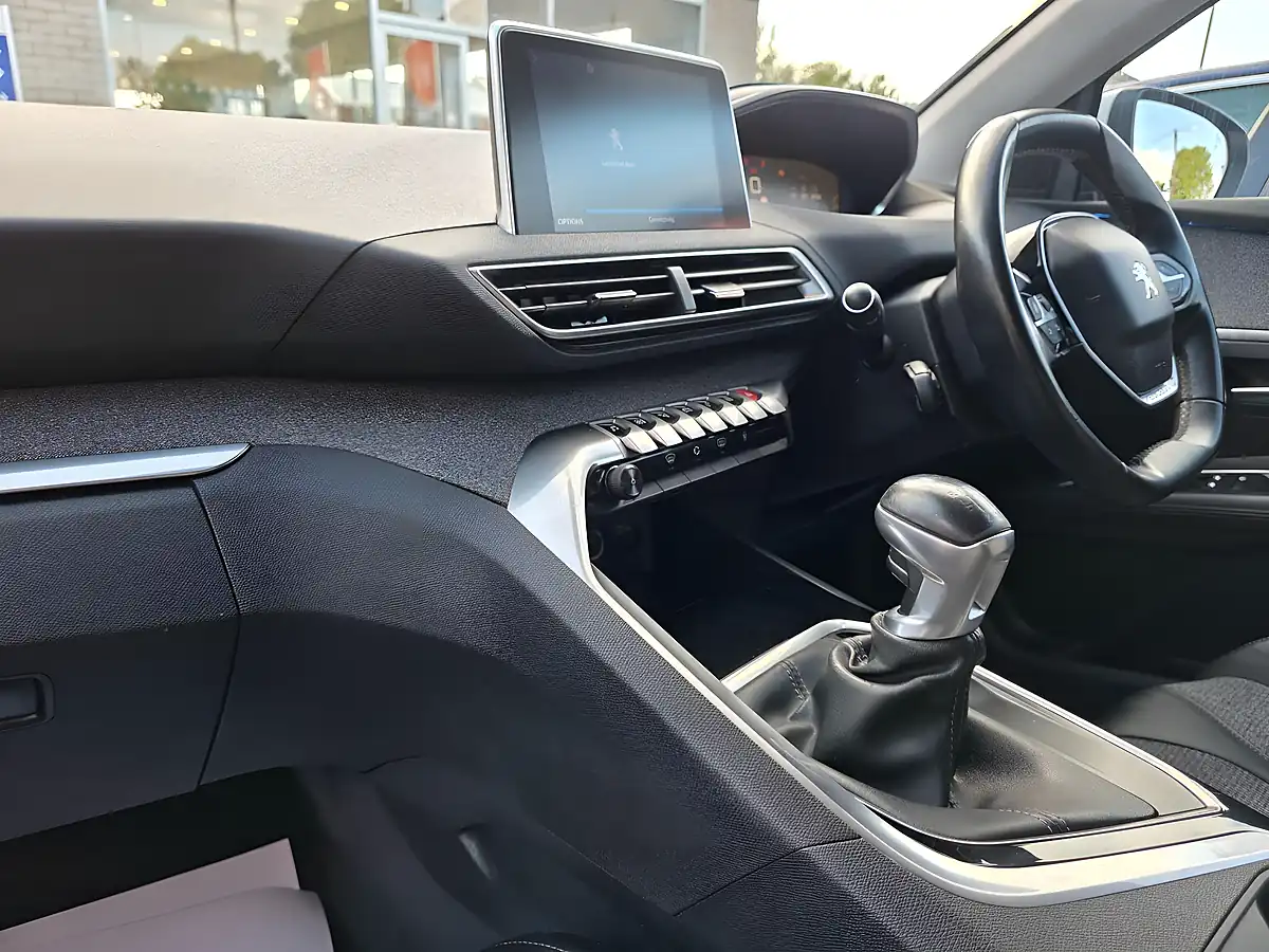 Used 2018 Peugeot 3008 Allure White - Interior and Exterior details 8