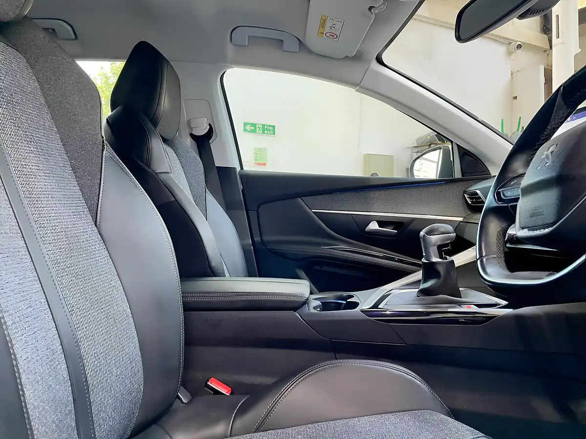 Used 2018 Peugeot 3008 Allure White - Interior and Exterior details 15