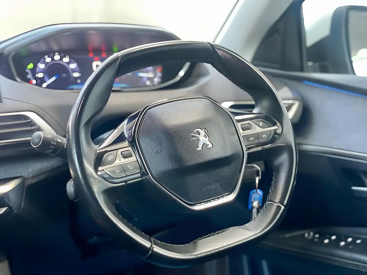 Used 2018 Peugeot 3008 Allure White - Interior and Exterior details 16