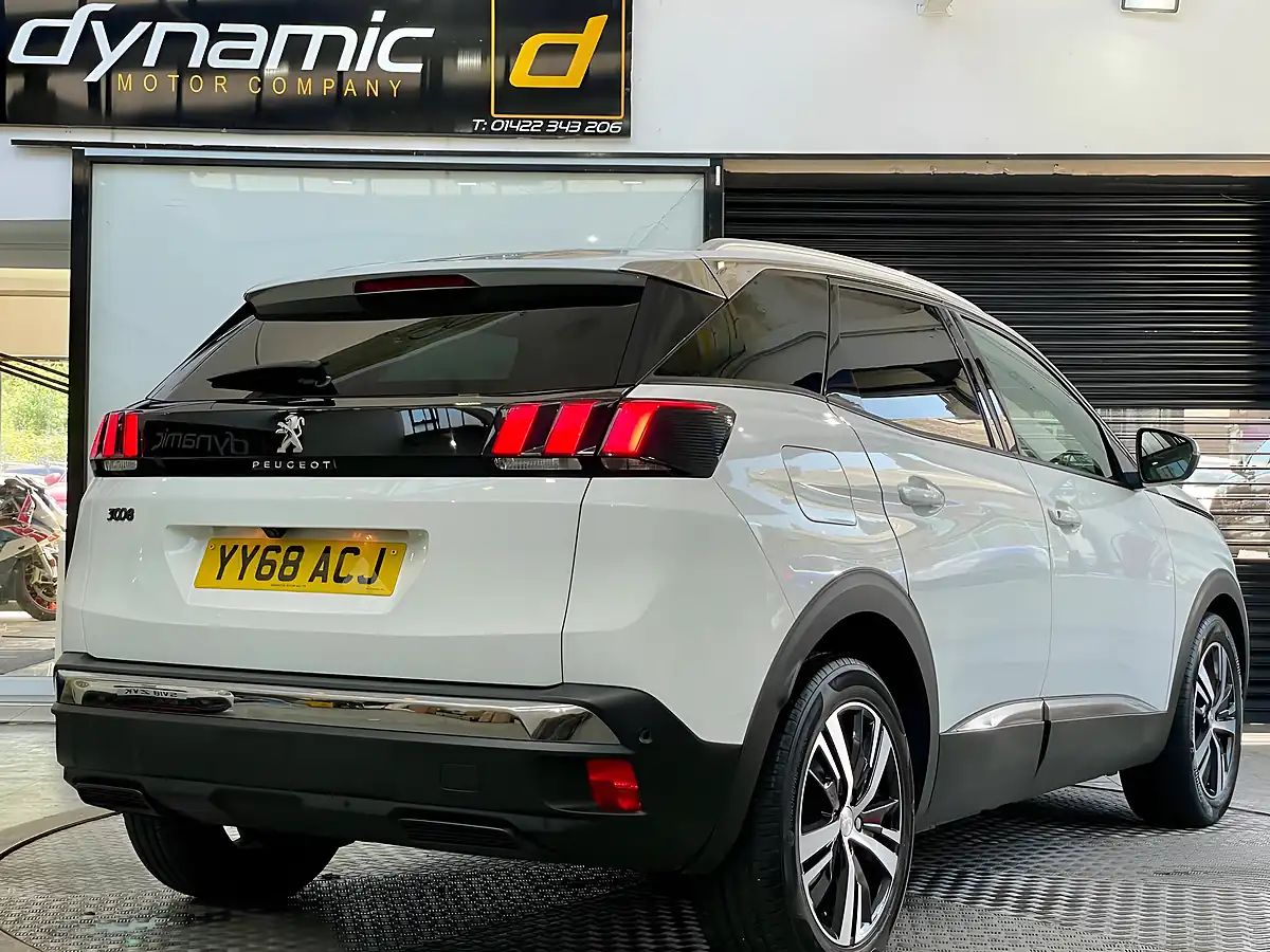 Used 2018 Peugeot 3008 Allure White - Interior and Exterior details 4