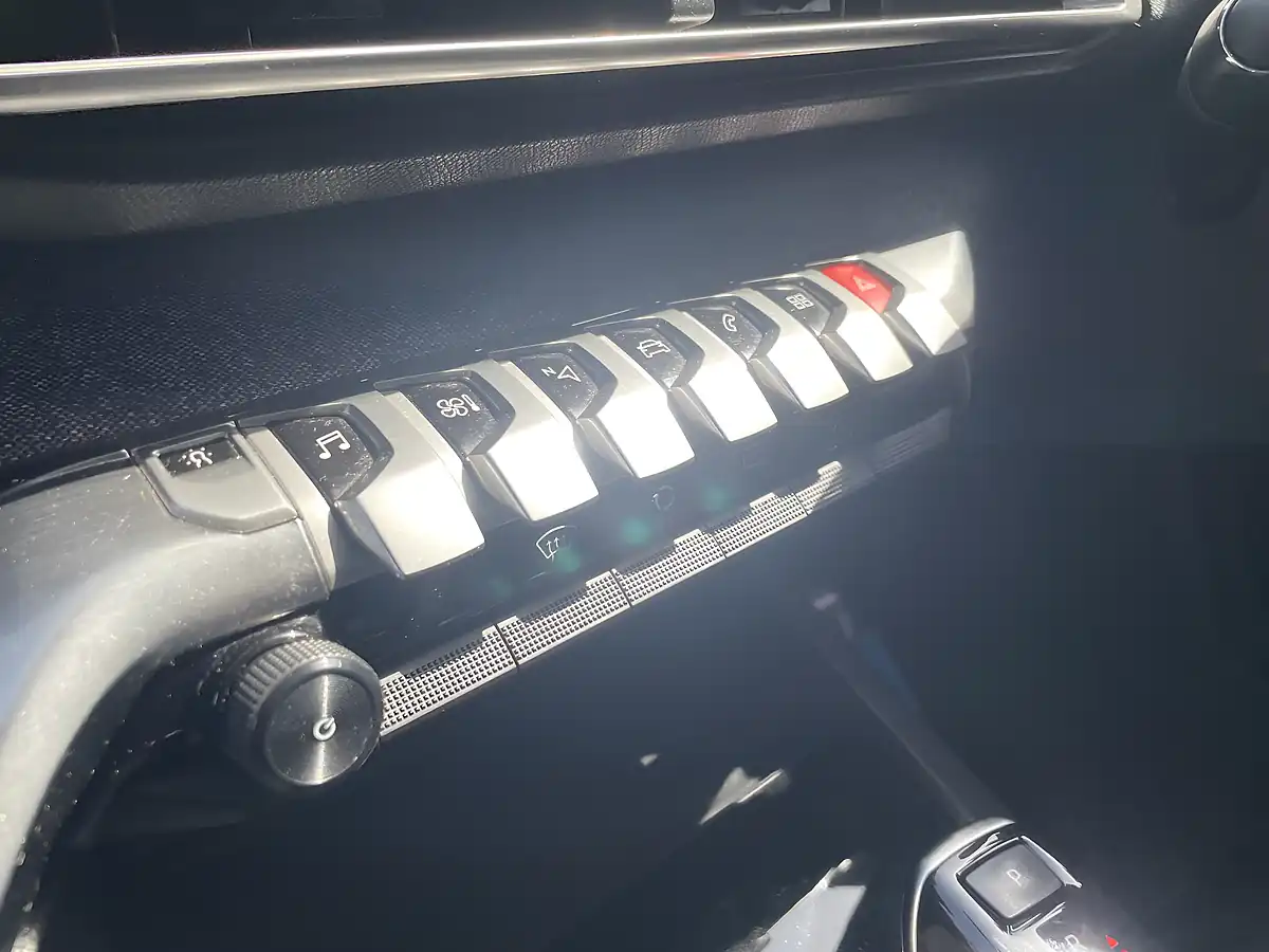 Used 2018 Peugeot 3008 GT Line Blue - Interior and Exterior details 14