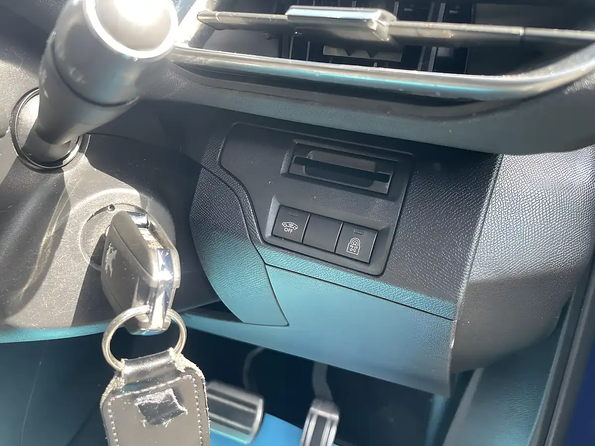 Used 2018 Peugeot 3008 GT Line Blue - Interior and Exterior details 16