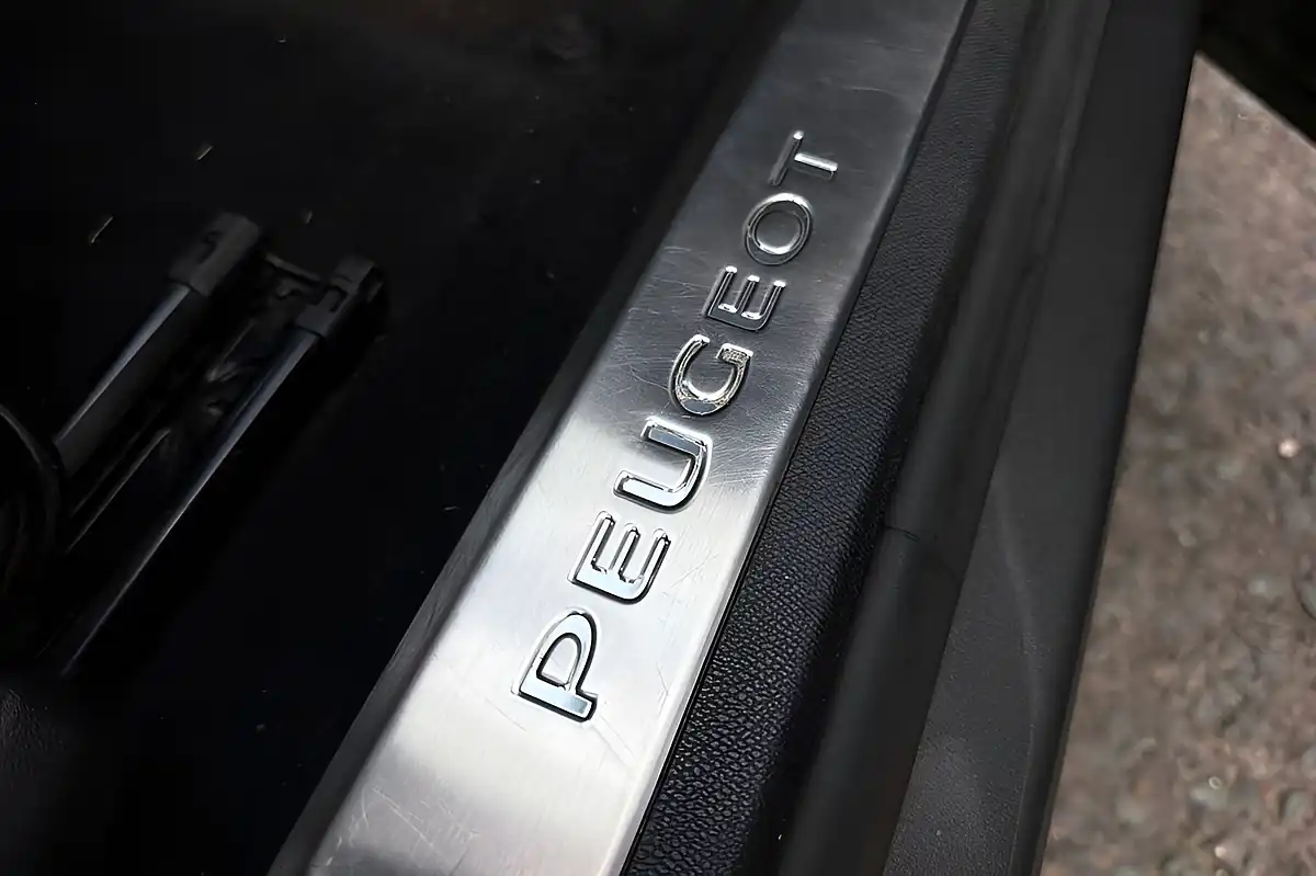 Used 2018 Peugeot 3008 GT Line Premium Grey - Interior and Exterior details 16