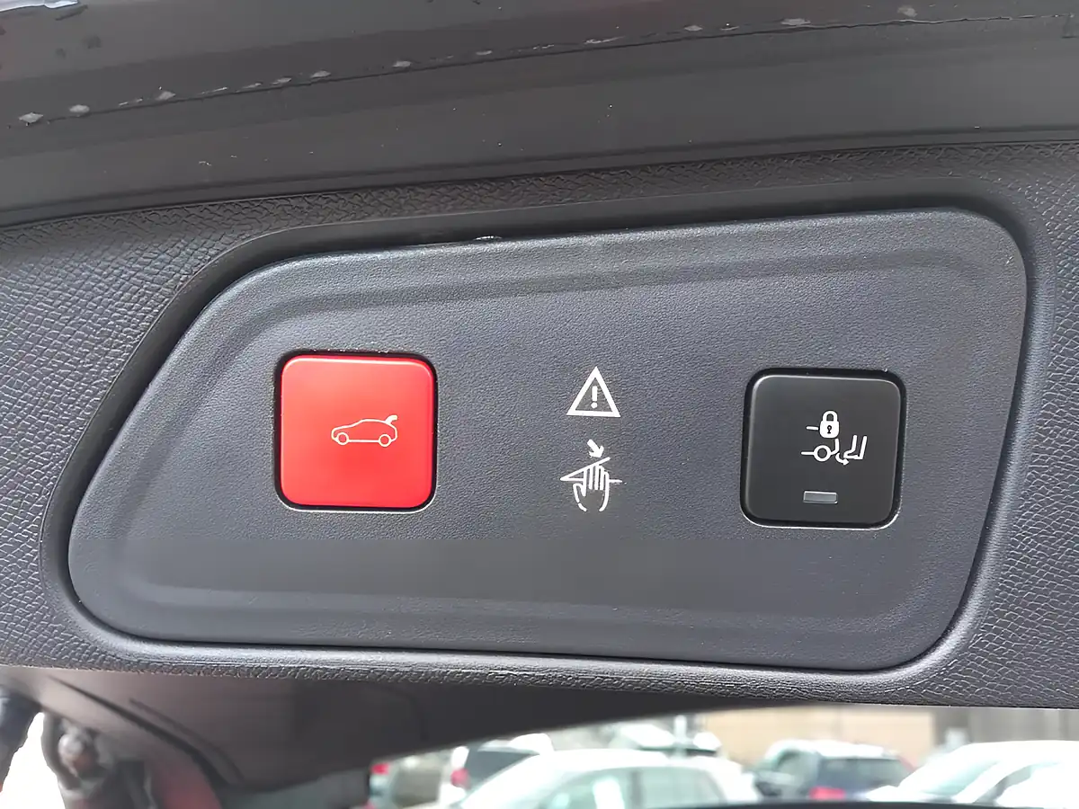Used 2018 Peugeot 3008 GT Line Premium Red - Interior and Exterior details 12