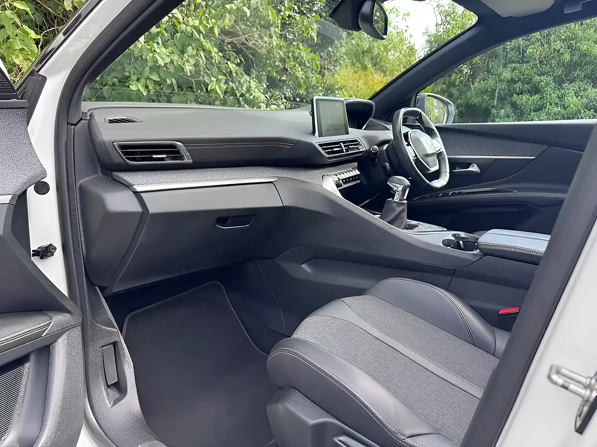 Used 2018 Peugeot 3008 GT Line White - Interior and Exterior details 12