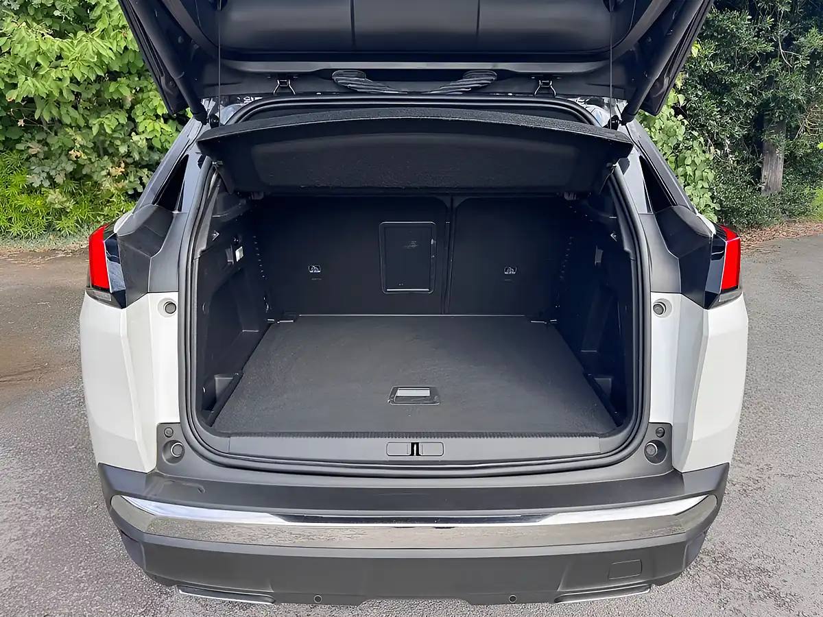 Used 2018 Peugeot 3008 GT Line White - Interior and Exterior details 19