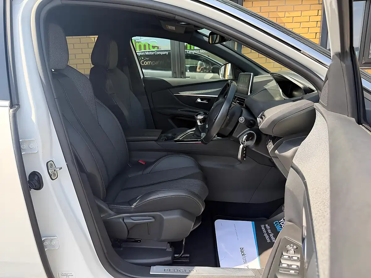 Used 2018 Peugeot 3008 GT Line White - Interior and Exterior details 14