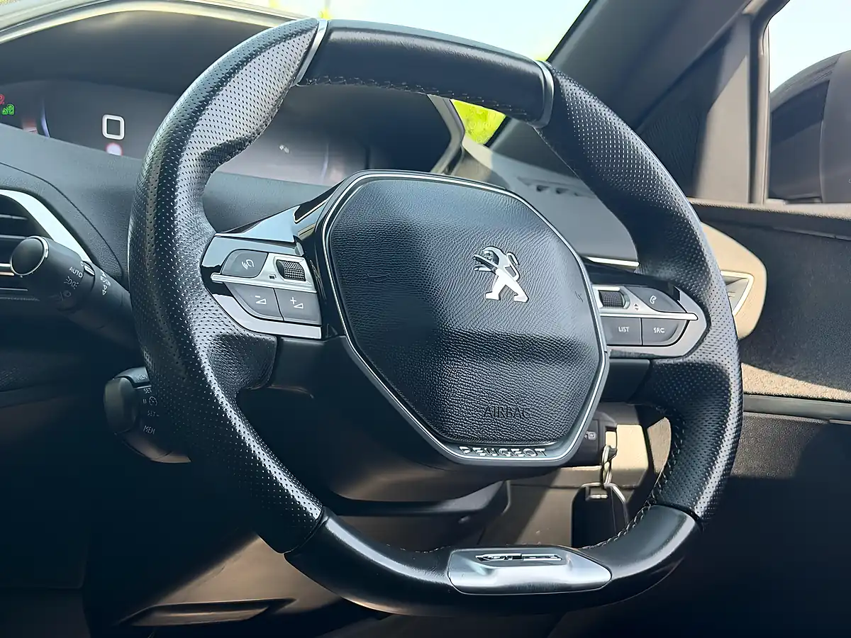 Used 2018 Peugeot 3008 GT Line White - Interior and Exterior details 16