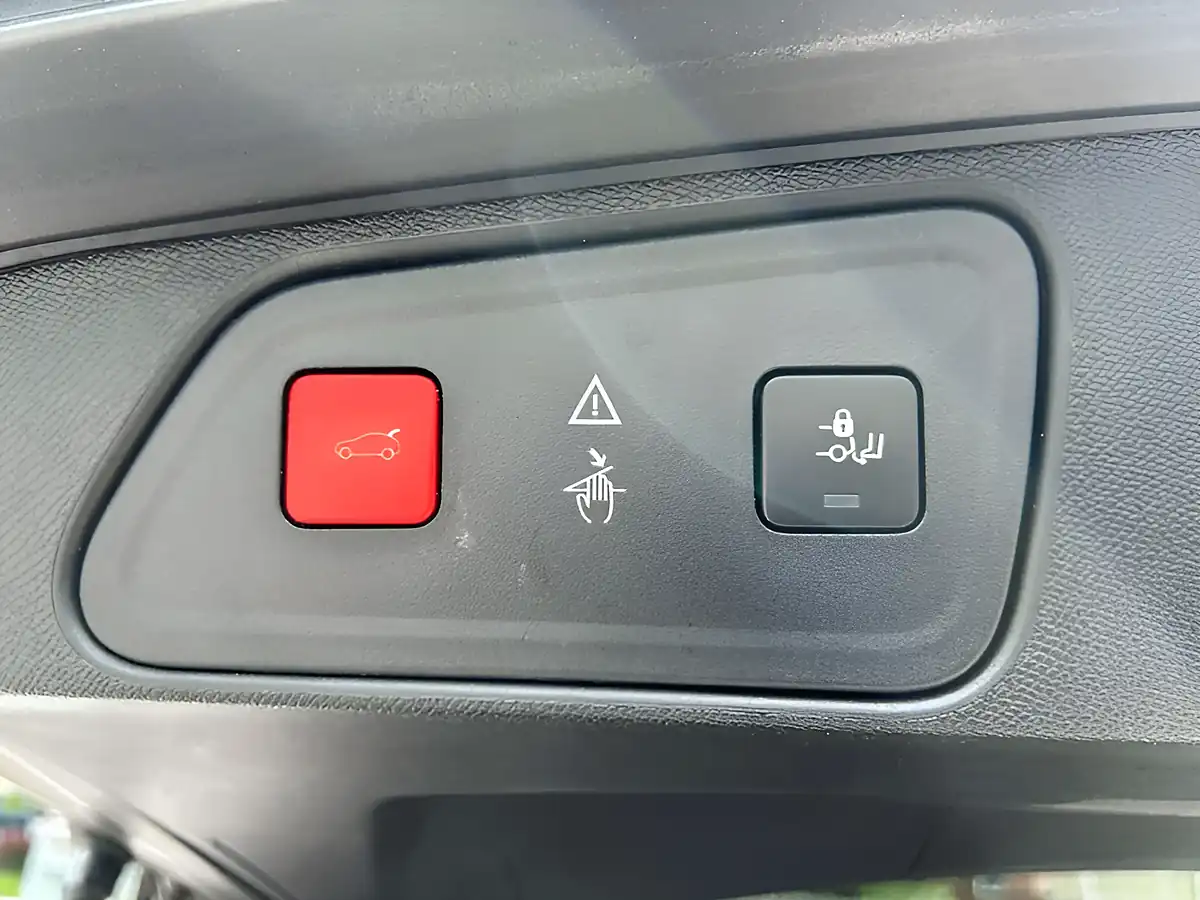 Used 2018 Peugeot 3008 GT Red - Interior and Exterior details 9