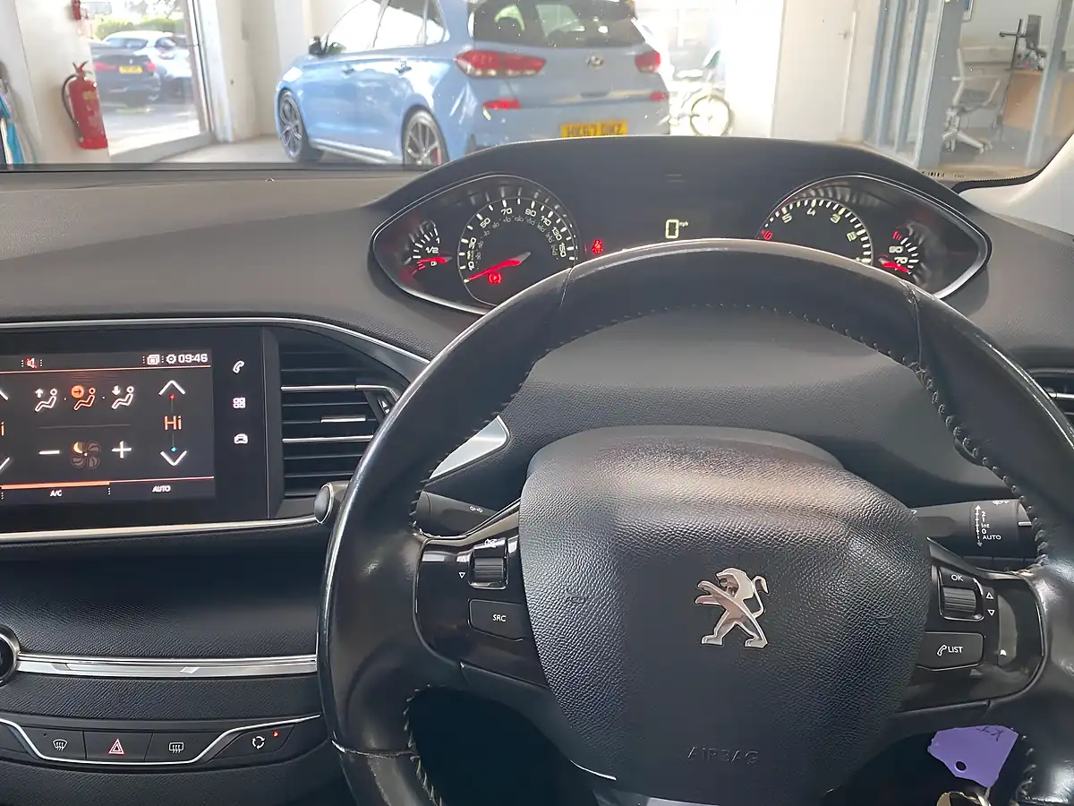 Used 2018 Peugeot 308 Allure Blue - Interior and Exterior details 11