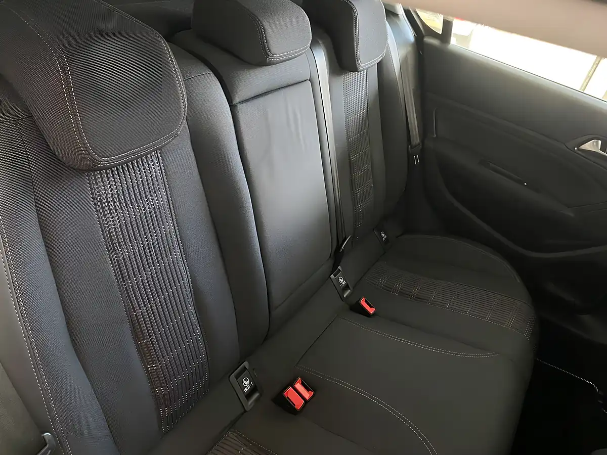 Used 2018 Peugeot 308 Allure Blue - Interior and Exterior details 15