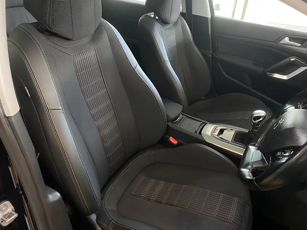 Used 2018 Peugeot 308 Allure Blue - Interior and Exterior details 16