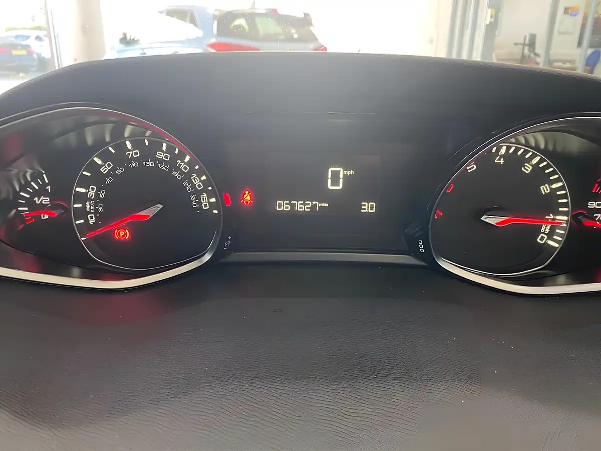 Used 2018 Peugeot 308 Allure Blue - Interior and Exterior details 8