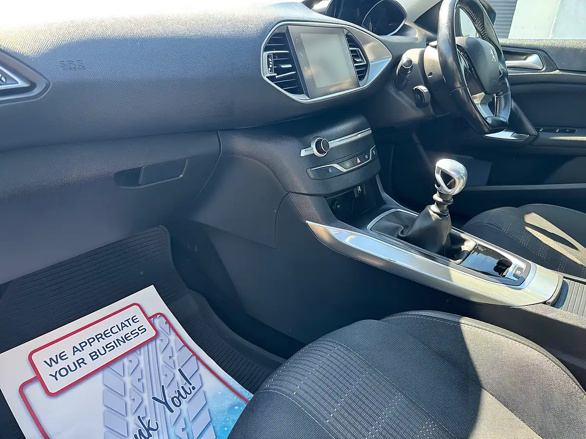 Used 2018 Peugeot 308 Allure Blue - Interior and Exterior details 4
