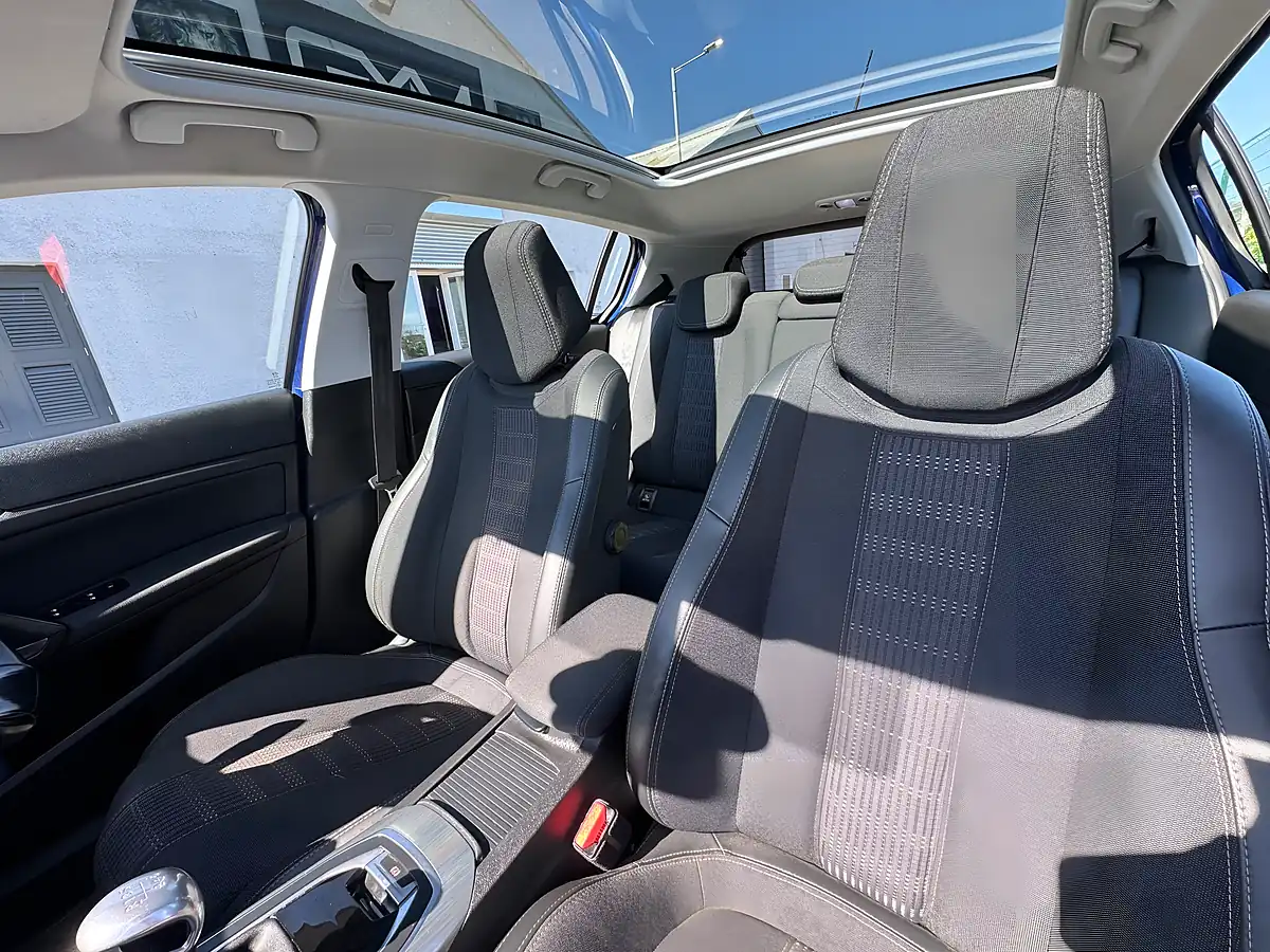 Used 2018 Peugeot 308 Allure Blue - Interior and Exterior details 5