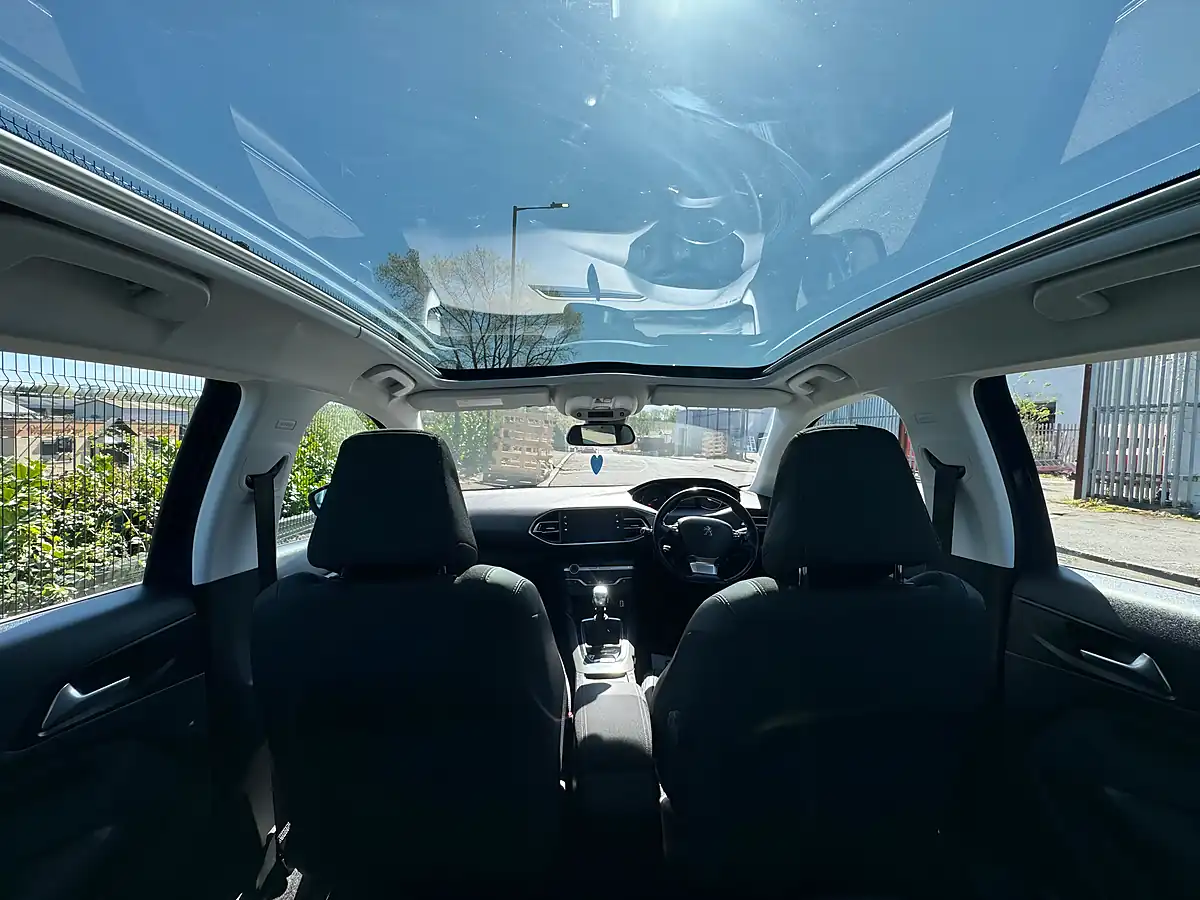 Used 2018 Peugeot 308 Allure Blue - Interior and Exterior details 8