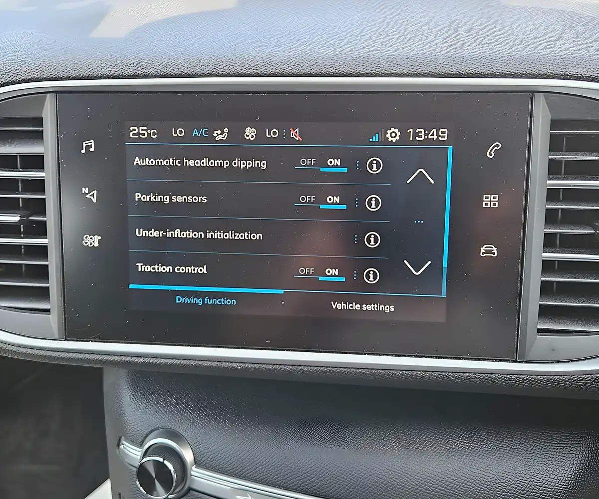 Used 2018 Peugeot 308 Allure Candy White - Interior and Exterior details 13